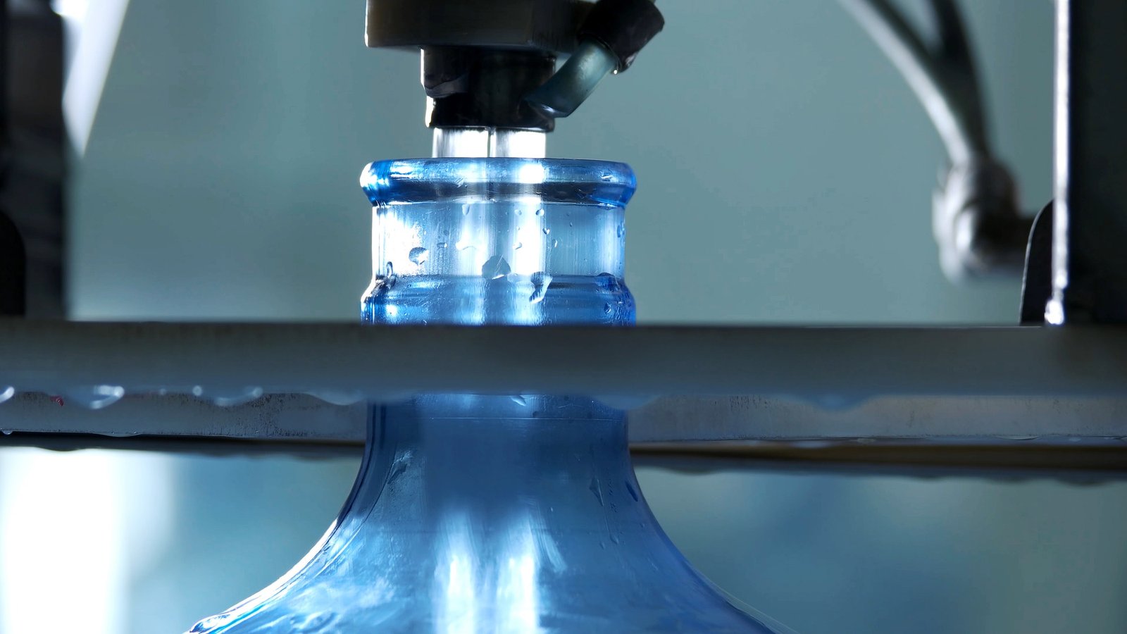 Água mineral engarrafada com qualidade pela FST Distribuidora de Água